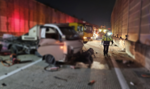 21일 밤 0시 40분께 경남 양산시 경부고속도로 하북정교 근처에서 부산 쪽으로 달리던 승용차가 1t 트럭을 추돌했다. 부산경찰청 제공