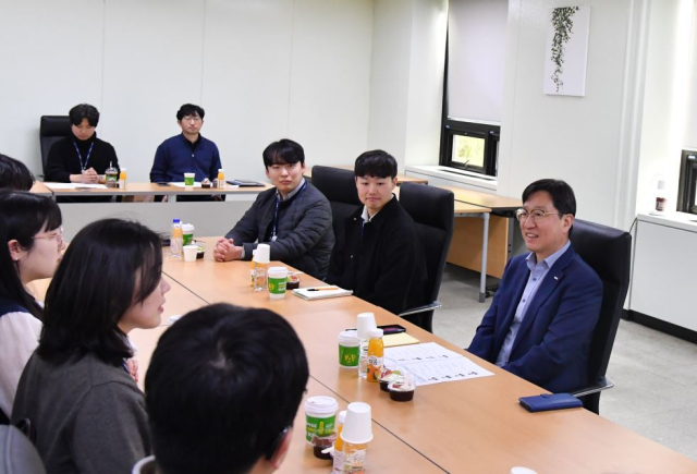 성창훈(오른쪽) 한국조폐공사 사장이 타운 홀 미팅에 참석해 주니어 직원들과 진솔한 대화를 나누고 있다. 조폐공사 제공