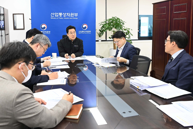 박성택 산업통상자원부 1차관은 21일 오전 정부서울청사에서 반도체, 자동차 등 산업부 소속 15대 수출 품목 담당관이 온·오프라인으로 참석한 가운데 ‘2025년 3월 수출동향 점검회의’를 주재했다. 산업부 제공