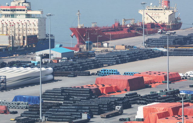 지난 11일 경기도 평택항에 철강 제품이 쌓여 있다. 연합뉴스