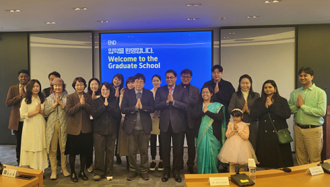 요가웰니스과학 석사과정 입학식 및 오리엔테이션을 개최한 뒤 기념촬영을 하고 있다. 부산외대 제공