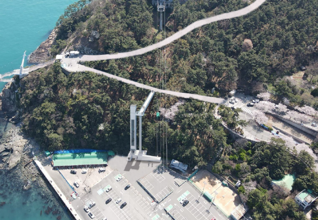 부산 서구 암남공원 공영주차장에 설치하는 엘리베이터와 연결 교량 조감도. 송도용궁구름다리까지 이동이 편리해진다. 서구청 제공