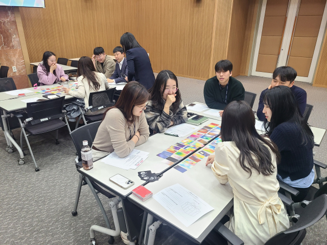 울산항만공사(UPA)는 공사 다목적 홀에서 감정노동을 수행하는 직원들을 대상으로 ‘컬러테라피 마음 스트레칭 힐링 프로그램’을 실시했다. UPA 제공