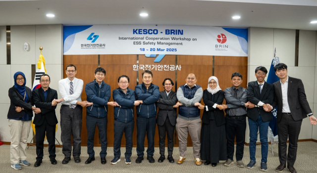 한국전기안전공사는 지난 18~20일 전북 완주군 본사 등에서 인도네시아 전문가들과 ESS 안전강화 워크숍을 열었다. 사진은 지난 18일 전기안전공사 남화영(왼쪽 6번째) 사장과 관계자들의 기념촬영 장면. 전기안전공사 제공