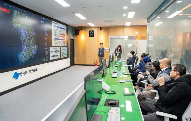 지난 18일 인도네시아 전문가들이 전북 완주군 한국전기안전공사 ESS통합관제센터에서 견학을 하고 있다. 전기안전공사 제공