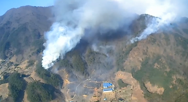 21일 오후 3시 25분께 경남 산청군 시천면에서 산불이 발생한 가운데 산림청이 올해 첫 ‘산불 3단계’를 발령했다. 산림청 제공
