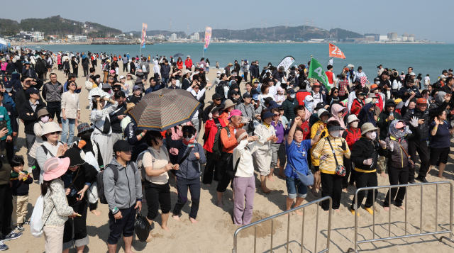 22일 오후 부산 기장군 임랑해수욕장에서 열린 ‘맨발걷기 좋은 도시 부산 세븐비치 어싱 챌린지 <5>임랑’ 행사에서 참가자들이 축하공연을 즐기고 있다. 정종회 기자 jjh@