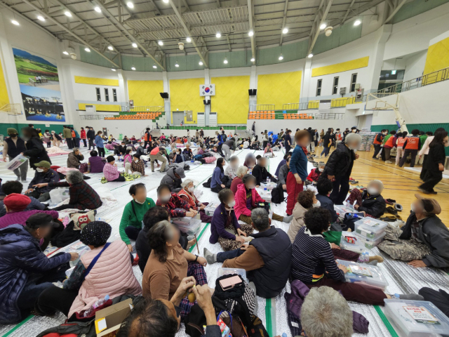 22일 경북 의성군 안평면 괴산리에서 발생한 산불이 확산하며 주민들이 의성실내체육관으로 대피해있다. 연합뉴스