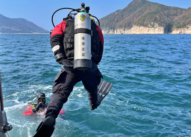 경남 통영해양경찰서는 지난 21일 통영시 비진도 인근 해상에서 수중구조 역량 강화를 위한 잠수 훈련을 했다. 참가자들은 수심 30m 적응훈련과 함께 구조 과정 중 발생할 수 있는 각종 비상 상황 대처법 등을 익혔다. 통영해양경찰서 제공