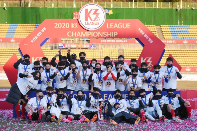 김해 FC 선수들이 2020년 K3리그에서 우승한 후 찍은 기념사진. 김해시 제공