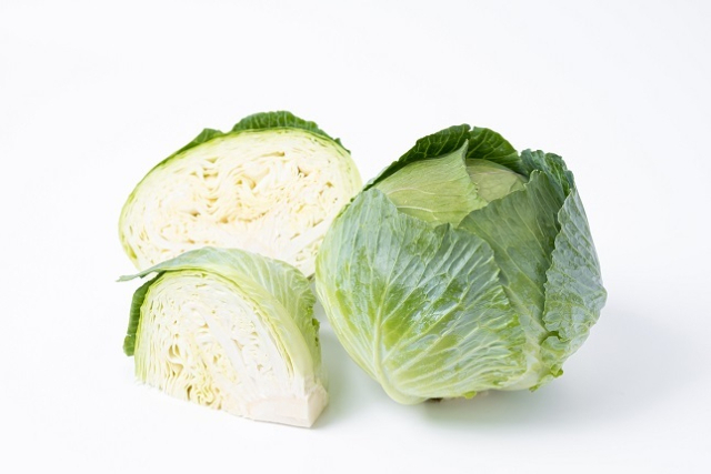 작황부진으로 배추가격이 올들어 계속 고공행진하고 있는 가운데, 양배추 가격도 크게 올라 한포기 가격이 배추보다 비싸졌다. 이미지투데이