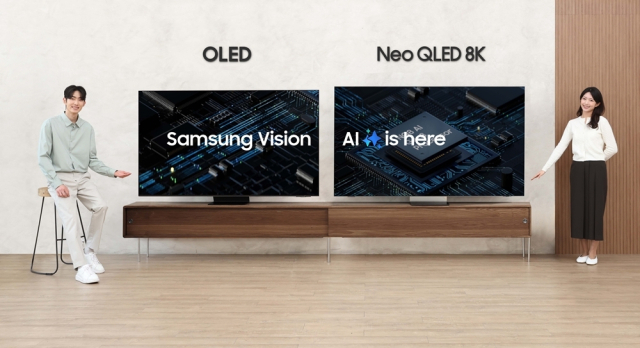 삼성전자 모델이 2025년형 AI TV 신제품 ‘Neo QLED 8K(85QNF990)’와 ‘OLED(83SF95)’를 체험하고 있다. 삼성전자 제공.