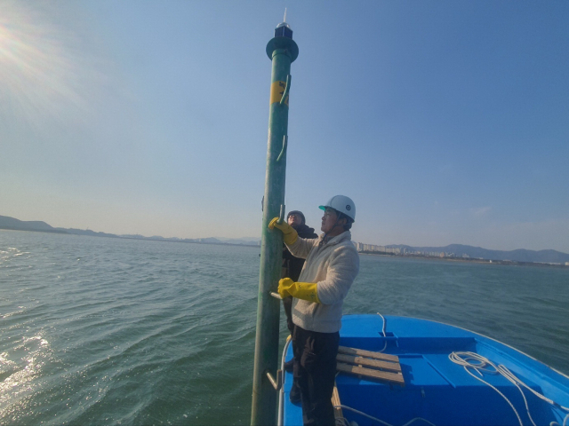 부산해수청 관계가 낙동강 하구에서 항로표지시설을 점검하고 있다. 부산해수청 제공