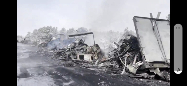 지난 13일 미국 애리조나주 40번 고속도로에서 눈 폭풍으로 인한 22중 연쇄 차량 추돌사고로 차량이 불타 차량 여러 대가 전소했다. 현지 경찰은 이 사고와 한국인 실종 사건의 관련성을 조사 중이다. 애리조나 공공안전국(DPS) X 캡처