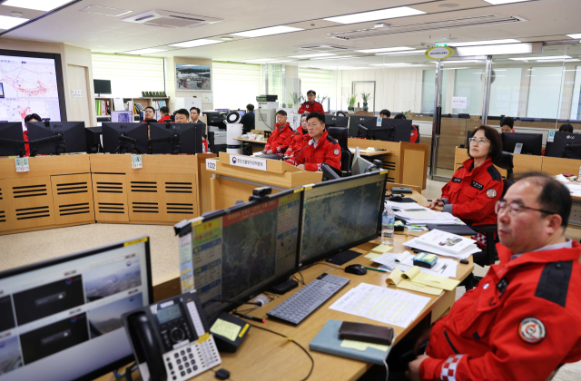 23일 박범수 농림축산식품부 차관이 중앙산림재난상황실에서 전국 곳곳에서 일어난 산불 대응 상황을 점검하고 있다. 농림축산식품부 제공