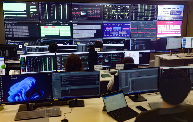 서울 영등포구 넥스트레이드 사무실에서 직원들이 업무를 보고 있다. 연합뉴스