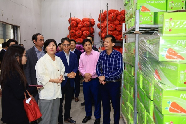 송미령 농식품부 장관은 3월 22일 베트남에서 우리나라 공적개발원조(ODA) 사업을 통해 설립된 농산물 가공시설을 찾아 현장을 살펴보고 있다. 농식품부 제공