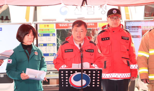 경남도 박명균 행정부지사가 23일 산청군 시천면 산불현장통합지휘본부에서 브리핑을 열고 있다. 경남도 제공