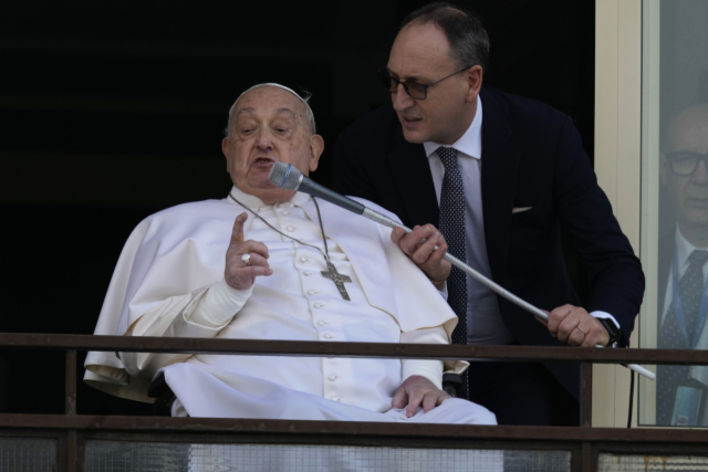 프란치스코 교황이 23일(현지시간) 로마 제멜리 병원에서 퇴원하기 직전 10층 발코니에서 쾌유를 바라며 모인 신도들에게 감사 인사를 하고 있다. AP연합뉴스