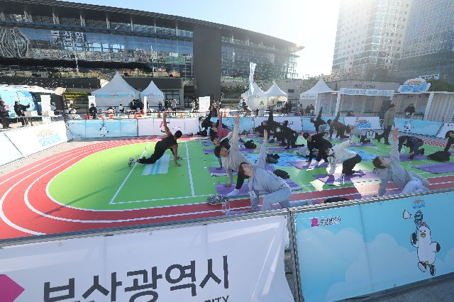 지난해 11월 부산 동구 부산유라시아플랫폼 야외광장에서 열린 ‘부기랑 운동하장’ 행사. 부산일보DB