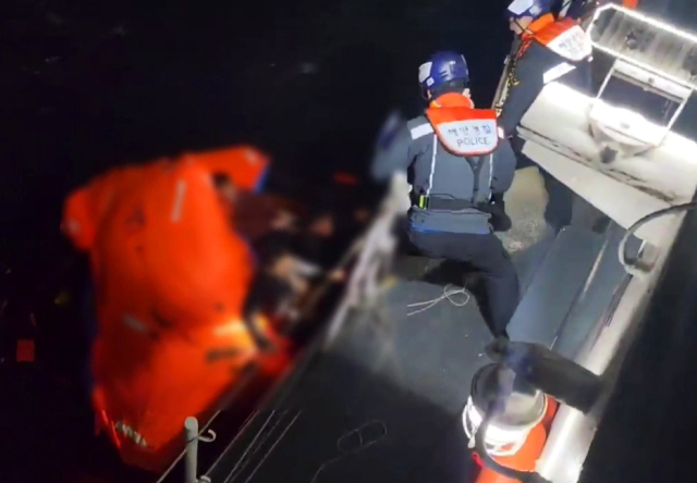 지난 2월 9일 오전 전남 여수시 하백도 인근 해상에서 승선원 14명이 탑승한 대형 트롤 어선의 침몰 추정 사고가 발생해 여수해경이 구조 작업을 하고 있다. 여수해양경찰서 제공 영상 갈무리