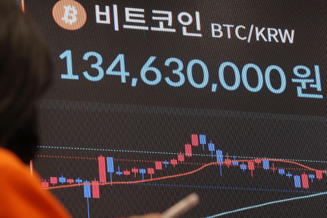 정부 기관들이 정치권의 가상자산 전략적 자산화 주장에 긍정론과 신중론 등 극명한 입장 차이를 보였다. 사진은 지난달 25일 서울 서초구 빗썸라운지 강남점에 표시된 가상자산 실시간 거래 가격 현황판. 연합뉴스