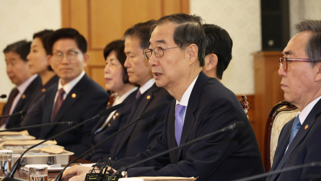 한덕수 대통령 권한대행 국무총리가 24일 정부서울청사에서 열린 국무위원간담회에서 발언하고 있다. 연합뉴스