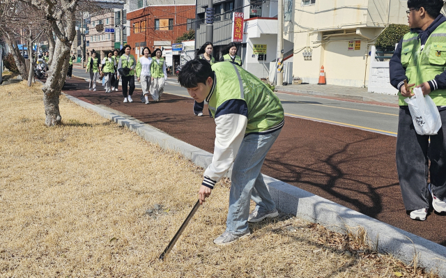 제14기 첫 활동으로 지난 21일 회원 30명이 학교 후문에서 도천 희망나눔터까지 걸으며 줍깅데이를 진행했다. 사무국 제공