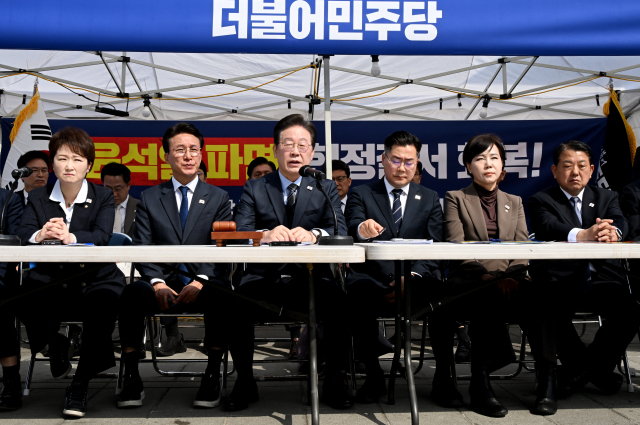 더불어민주당 이재명 대표가 24일 서울 종로구 경복궁역 부근 광화문 더불어민주당 천막당사에서 열린 최고위원회의에서 발언하고 있다. 연합뉴스