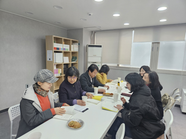 부산소설가협회 회원들이 새롭게 마련한 사무실에서 독서토론회를 열고 있다. 김효정 기자