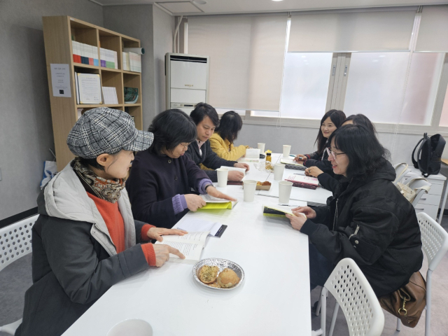 부산소설가협회 회원들이 새롭게 마련한 사무실에서 독서토론회를 열고 있다. 김효정 기자