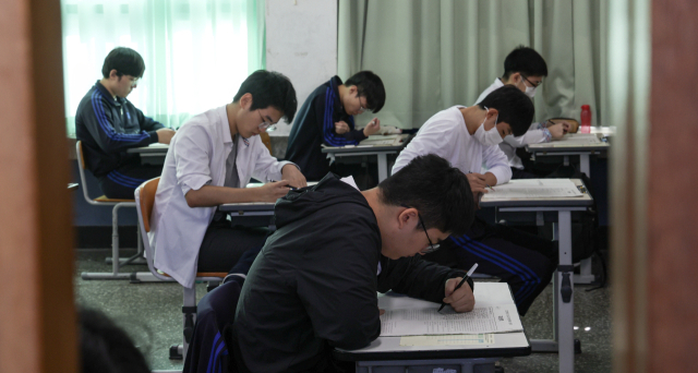 지난해 3월 전국연합학력평가가 실시된 부산의 한 고등학교에서 학생들이 문제를 풀고 있다. 부산일보DB