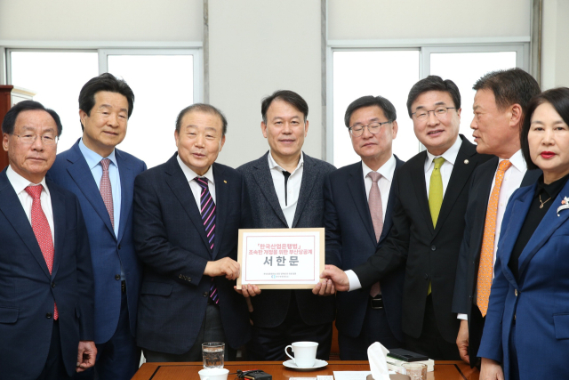 부산상의 회장단이 24일 국회에서 한국산업은행법 개정 촉구를 위해 윤한홍 정무위원장과 면담을 가졌다. 부산상의 제공