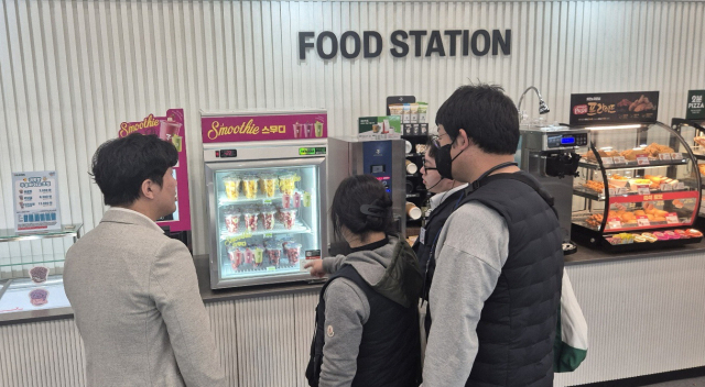 지난 20일 부산 벡스코에서 열린 세븐일레븐 2025 상품전시회에서 가맹점주들이 스무디 기계를 살펴보고 있다. 김동주 기자 nicedj@