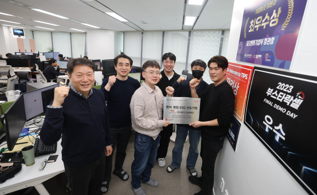 부산 블록체인 기술혁신지원센터 입주기업인 '딥브레인'이 전력 및 탄소 절감 솔루션으로 주목을 받고 있다. 딥브레인 장상기 대표(맨 왼쪽)와 직원들의 모습. 이재찬 기자 chan@