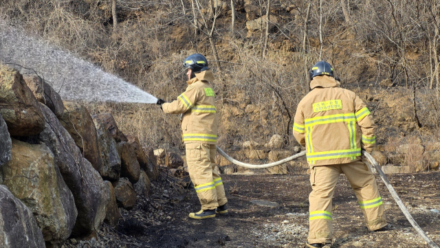 24일 경남 산청군 시천면 성화사 인근에서 진화 작업을 하고 있다. 김현우 기자