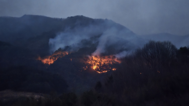 24일 오후 7시께 경남 산청군 시천면 야산 모습. 산청·하동 산불 진화율이 85%까지 올랐지만, 산 곳곳에 여전히 불길이 피어오르고 있다. 김현우 기자