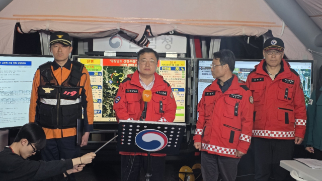 박명균 경남도 행정부지사가 24일 오후 7시 산청군 시천면 산불현장통합지휘본부에서 산불 진화 관련 브리핑을 진행하고 있다. 김현우 기자