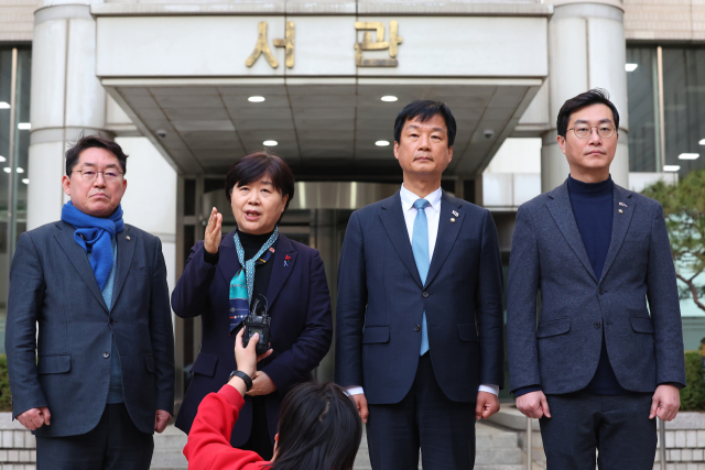 더불어민주당 법사위 소속 박희승(왼쪽부터)·서영교·박균택·장경태 의원이 법원의 윤석열 대통령 구속취소 결정과 관련해 서울 서초구 서울중앙지법 항의방문을 마친 뒤 취재진 앞에서 입장표명을 하고 있다. 연합뉴스