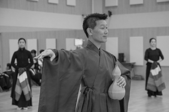 오는 28~29일 국립부산국악원 연악당에서 선보일 제18회 무용단 정기 공연 ‘선락船樂-기억의 산으로’ 연습 장면. 국립부산국악원 제공