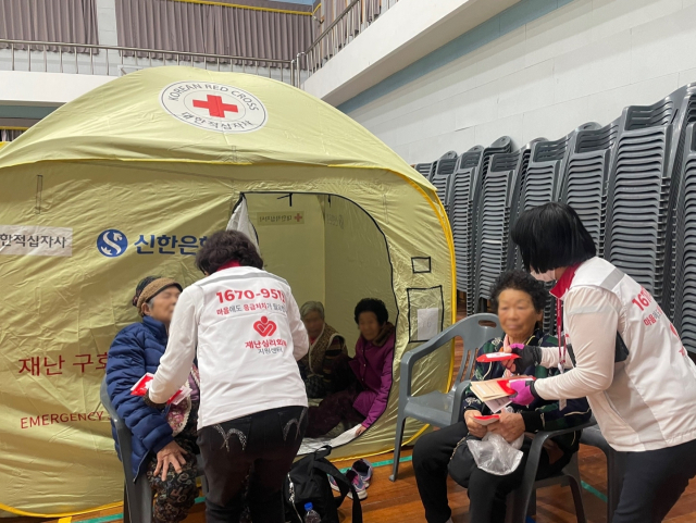 대한적십자사 경남지사가 지난 21일 산불이 발생한 경남 산청군 시천면 일대에서 구호활동을 벌이고 있다. 대한적십자사 제공