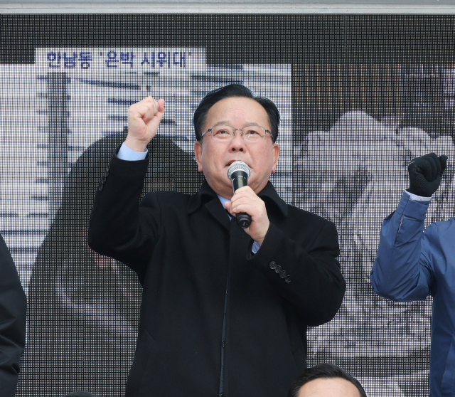 김부겸 전 국무총리가 지난 18일 울산시 남구 롯데백화점 광장에서 윤석열 대통령의 파면을 촉구하는 더불어민주당 울산시당의 정당 연설회에 참석해 구호를 외치고 있다. 연합뉴스