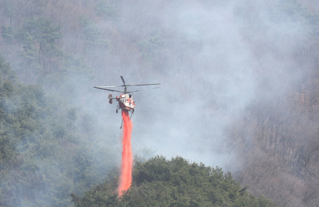 25일 오전 경남 산청군 시천면에서 산림청 헬기가 산불 지연제를 살포하며 산불 확산 방지에 집중하고 있다. 연합뉴스