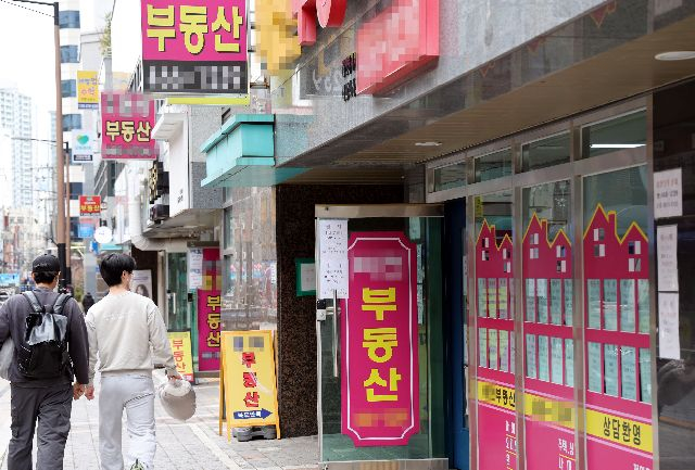 부동산 거래가 줄어들면서 공인중개사 폐업이 크게 늘고 있다. 2025년 3월 6일 부산 동구의 공인중개사 사무소 모습. 부산일보DB