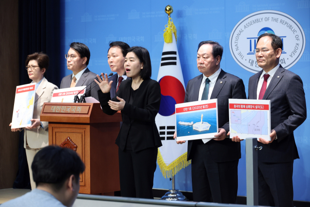 성일종 국회 국방위원장을 비롯한 국민의힘 국방위원들이 25일 서울 여의도 국회 소통관에서 중국 서해 불법구조물 규탄 기자회견을 하고 있다. 연합뉴스