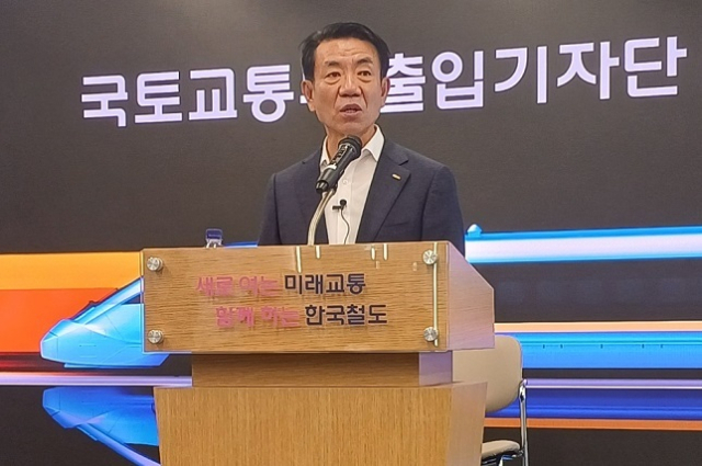 한문희 한국철도공사(코레일) 사장이 철도 요금이 14년동안 동결됐다며 그동안 소비자물가는 27% 올랐는데 철도요금 인상이 불가피한 상황”이라고 밝혔다. 김덕준 기자