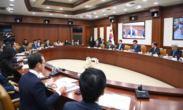 안덕근 산업통상자원부 장관은 25일 오후 2시 정부서울청사에서 최상목 부총리 겸 기획재정부 장관을 비롯한 외교부, 행정안전부, 국방부, 국토교통부 등 관계부처 위원과 민간위원이 참석한 가운데 열린 ‘제4차 공급망안정화위원회’에 참석해 차량용 요소 수급 안정화 방안, 핵심광물 재자원화 활성화 추진방향, 공급망안정화기금 운용 및 제도개선 방안 등을 논의했다. 산업부 제공