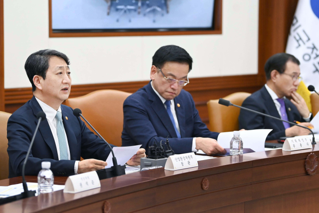 안덕근(왼쪽) 산업통상자원부 장관은 25일 오후 2시 정부서울청사에서 최상목(가운데) 부총리 겸 기획재정부 장관을 비롯한 외교부, 행정안전부, 국방부, 국토교통부 등 관계부처 위원과 민간위원이 참석한 가운데 열린 ‘제4차 공급망안정화위원회’에 참석해 차량용 요소 수급 안정화 방안, 핵심광물 재자원화 활성화 추진방향, 공급망안정화기금 운용 및 제도개선 방안 등을 논의했다. 산업부 제공