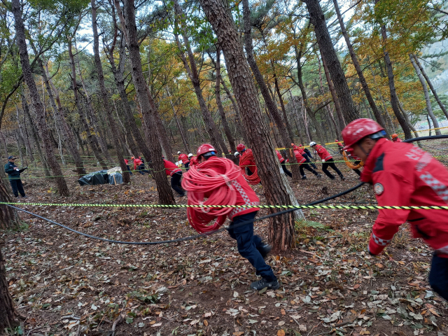 지난해 경남 통영시에서 진행된 산불진화대 지상진화 경연대회 모습 . 경남도 제공