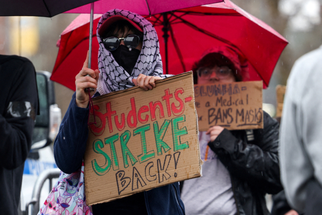 개강 첫날인 24일(현지 시간) 미국 뉴욕 콜럼비아대 밖에서 학생들이 피켓 시위를 벌이고 있다. 이 대학 재학생 정 씨와 졸업생 마흐무드 칼릴은 친팔레스타인 시위를 했다는 이유로 영주권자지만 추방될 위기에 처했다. 로이터연합뉴스